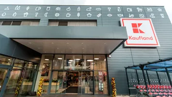 Kaufland România se delimitează de asocierea cu taberele LGBT, dar rămâne partenerul unei asociații… LGBT