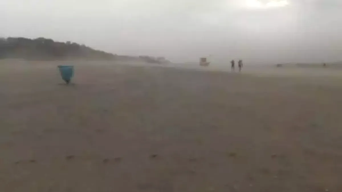 Furtună puternică pe litoral! Turiștii fug de pe plajă VIDEO