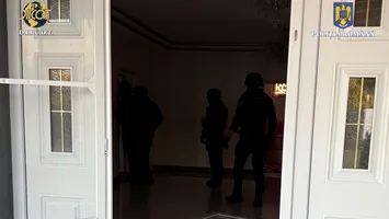 Mascații au descins la palate! O grupare de cămătari a fost destructurată după percheziții în patru județe