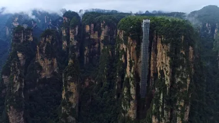 Cel mai înalt lift în aer liber din lume. Privelişti care îţi taie răsuflarea, din „liftul celor 100 de dragoni”