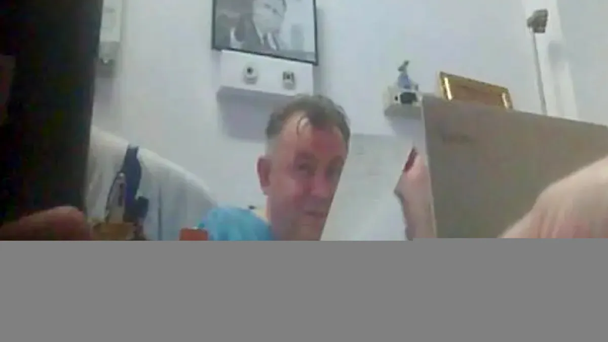 Imagini compromițătoare cu Nelu Tătaru: fostul ministru surprins cu bani pe biroul său de la spital FOTO