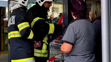 Peste 30 de clienți ai unui supermarket din Brașov, evacuați de urgență