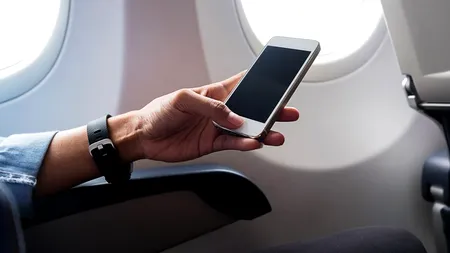 De ce trebuie închis telefonul pe timpul zborului. Explicațiile unui pilot