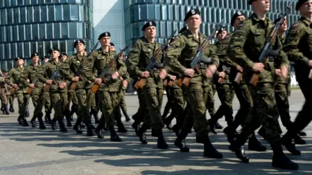 Polonezii se pregătesc de război: Civilii se antrenează cot la cot cu soldații