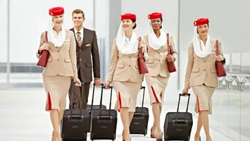 Emirates recrutează 5.000 de însoțitori de bord: Salariu atractiv și beneficii generoase