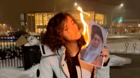 Un gest care le poate costa viața: femeile din Iran își aprind țigări cu poze ale ayatollahului Ali Khamenei (Video)