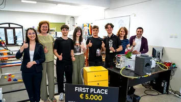 Două echipe de elevi români au câștigat un concurs internațional de robotică