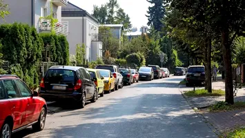 Codul Rutier: Parcarea pe trotuar în 2025. Cât te costă această greșeală și în ce condiții e permisă