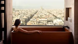 Șampanie, recepționeri personali și nisip adus la comandă pentru o plajă privată: cum călătoresc ultra-bogații planetei