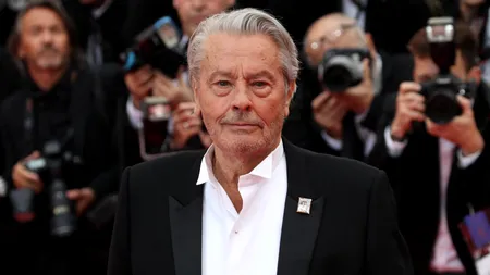 Alain Delon a dat de belea, la 88 de ani! Poliția a confiscat 72 de arme din casa actorului care nu deține nici permis de armă