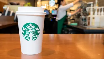 De ce compania Starbucks e obligată să plătească 50 de milioane de dolari unui client