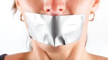 Un nou trend mortal pe TikTok: somnul cu buzele lipite aduce vizualizări, dar și probleme de sănătate (VIDEO)