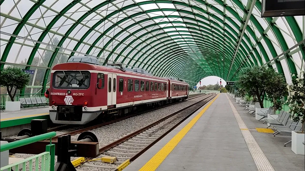 Degajări de fum la un tren, pe ruta București Nord - Aeroport Henri Coandă. Întârzieri, provocate de incident