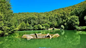 Lacul din România, care șoptește în noapte. Misterul din inima munților