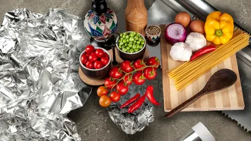 Alimentele care nu se pun niciodată în folie de aluminiu. Lista recomandată de specialiștii