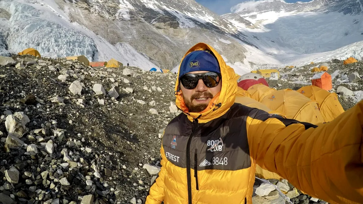 Cine este românul care a urcat pe Everest
