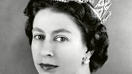 Regina Elisabeta a II-a a Marii Britanii apare pentru prima dată pe coperta revistei Vogue (FOTO)