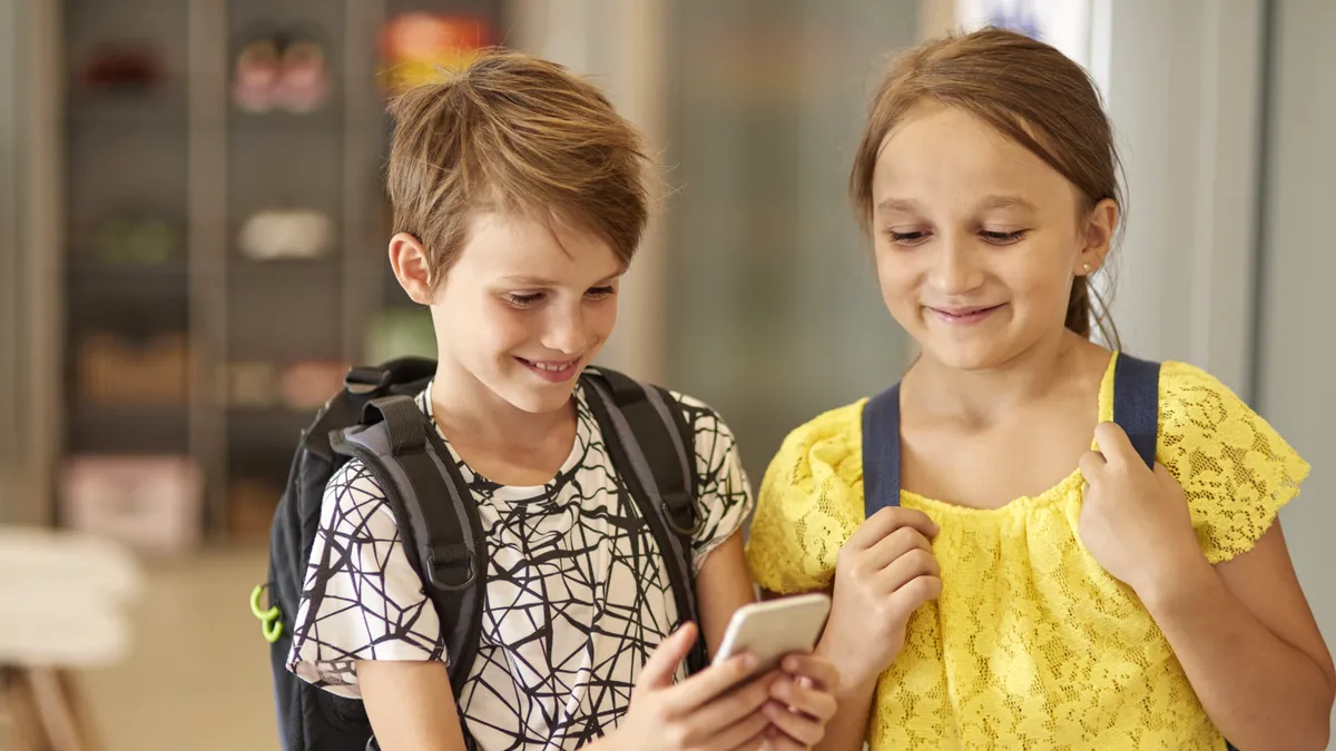Care este judeţul din România care a propus interzicerea telefoanelor în şcoli, inclusiv în pauze