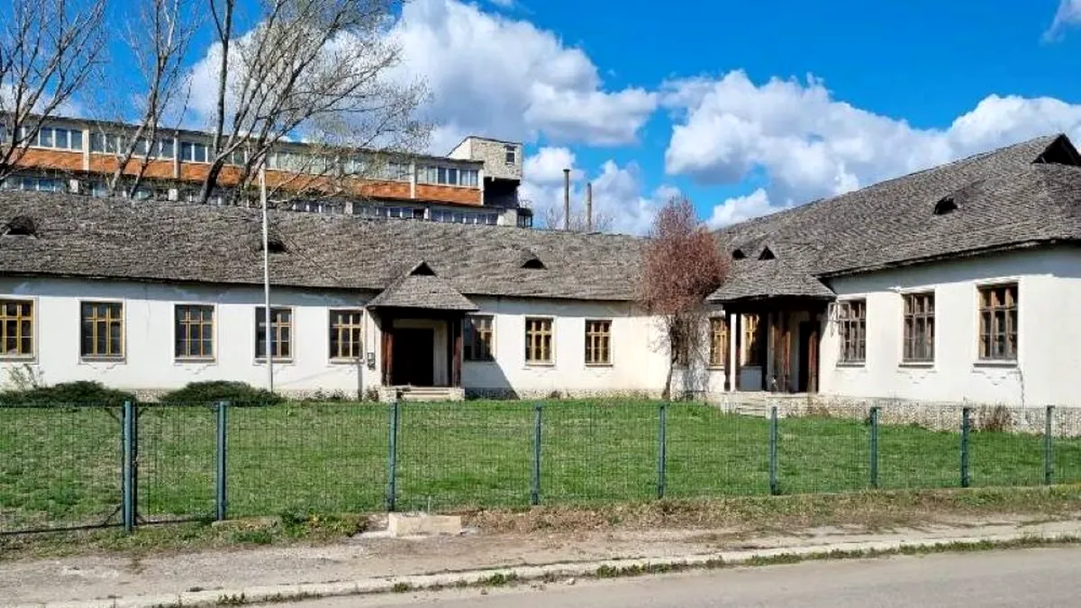 Școala în care a învățat Nicolae Ceaușescu devine azil de bătrâni. Localnicii, supărați