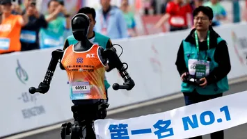 Roboții au alergat alături de oameni la maratonul de la Beijing. Câştigătorii cursei (VIDEO)