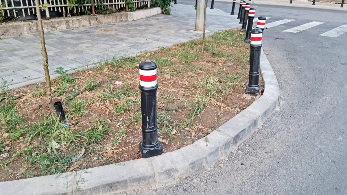 Obsesia primarului Mihaiu de la 2: stâlpișorii puși peste tot