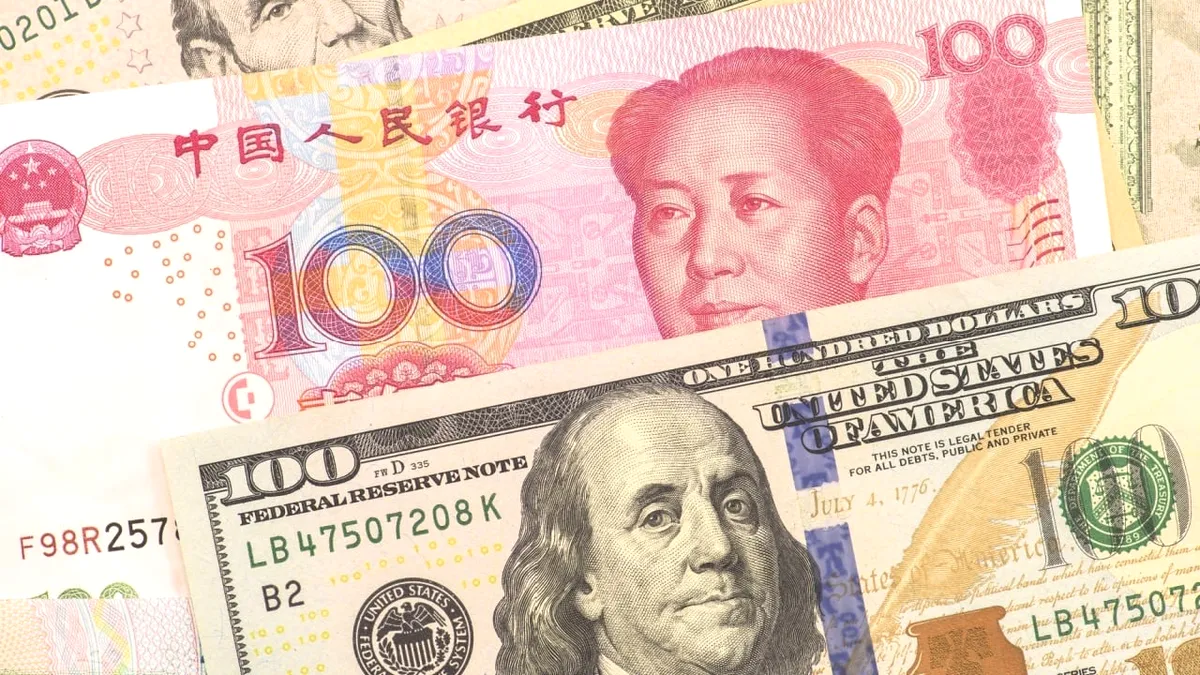 Mişcare fără precedent! China devalorizează yuanul mai mult decât scade dolarul american