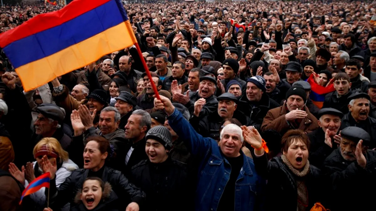 Pentru a avertiza guvernul: Mii de persoane au protestat în capitala Armeniei (VIDEO)