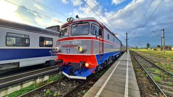 Circulație feroviară oprită. Un vagon al unui tren de călători a deraiat în județul Timiș