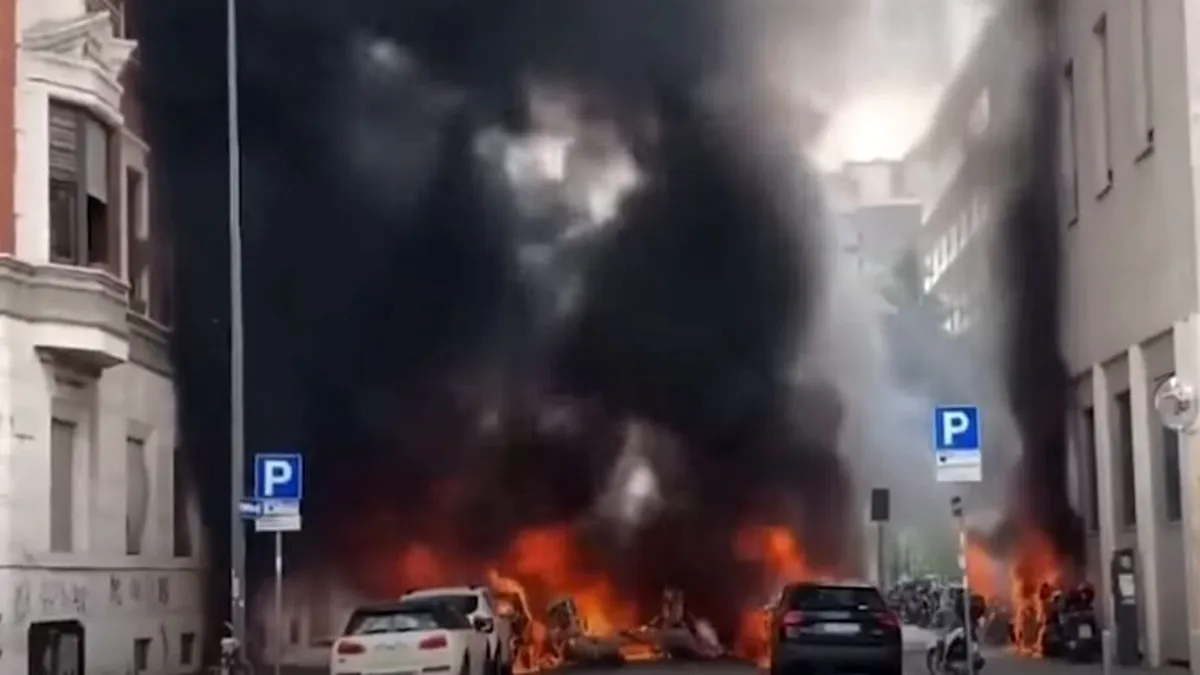 Incendiu devastator la Milano. Mai multe mașini au luat foc după o explozie puternică