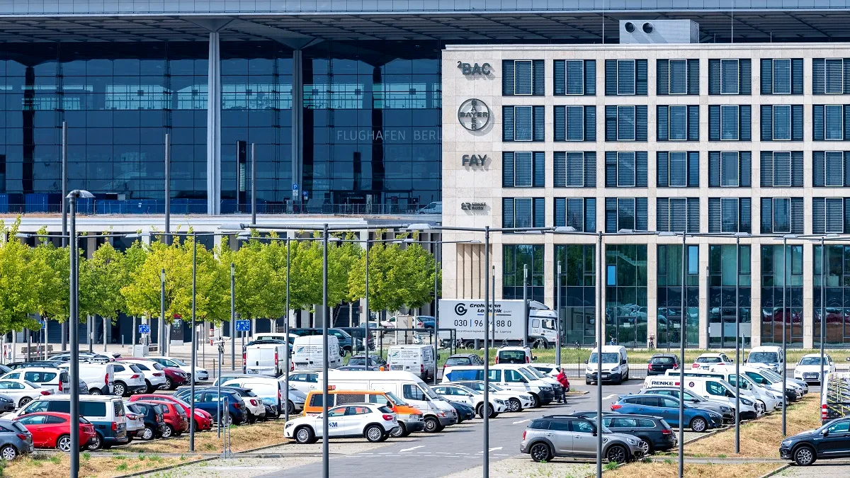 Suma colosală pe care trebuie să o plătească un șofer, după ce și-a lăsat un an mașina la aeroportul din Berlin
