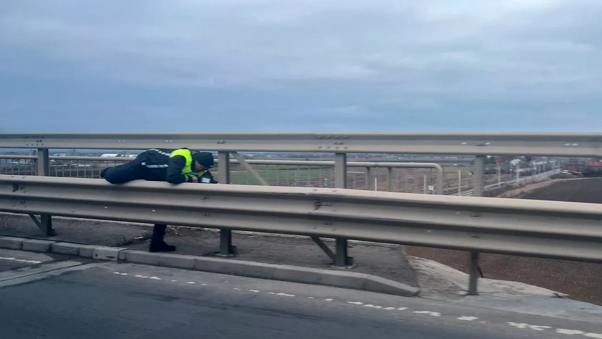 Val de reacții negative asupra unui polițist care a stat la pândă și a luat permisele șoferilor periculoși