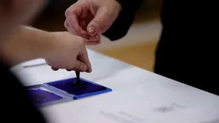 Voturi pentru ajutor social. Doi funcționari publici au fost reținuți