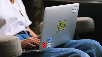 Inginerii de implementare în avans, profesia care conectează inteligența artificială cu lumea reală