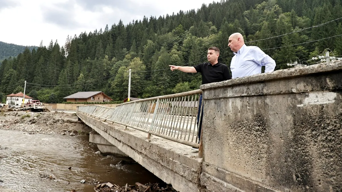 Critici pentru Bolojan, după vizita de la Broşteni „Este o bătaie de joc la adresa românilor”