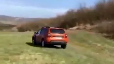 Primar cu 10 case, prins pe câmp cu amanta! Amorezii se aflau în mașina primăriei! Edilul se pare că nu are nici permis de conducere VIDEO