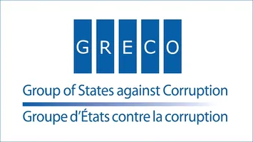 RAPORT: Lupta anti-corupție a României – un pas înainte, doi înapoi