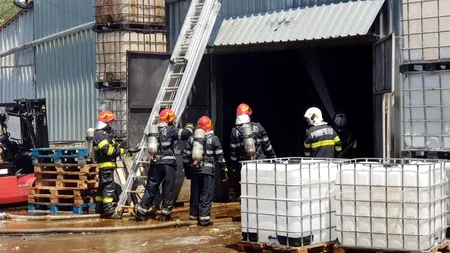 Depozit de ulei din Capitală, cuprins de flăcări. Intervin 11 autospeciale
