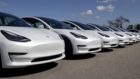 Tesla recheamă 376.000 de vehicule electrice în SUA, din cauza unei probleme la asistenţa direcţiei