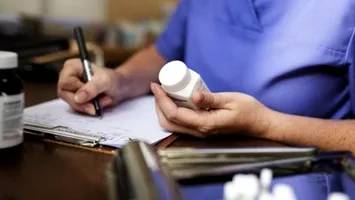 Medicamentul despre care nu mulți români știau că le scurtează viața. Este des folosit și multe persoane îl au în casă