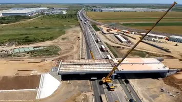 UMB trage tare pe tronsonul 4 al DEx12. A finalizat montarea grinzilor la pasajul peste A1. Când se leagă Craiova de Constanța (VIDEO)