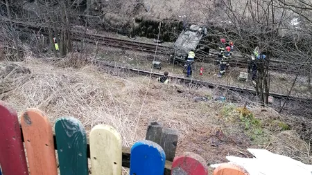 Ca-n filme! A sărit cu mașina de pe pod direct pe liniile de tren (FOTO)