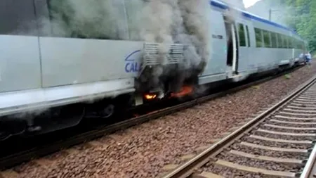 Un tren de pe ruta București - Brașov a fost cuprins de flăcări
