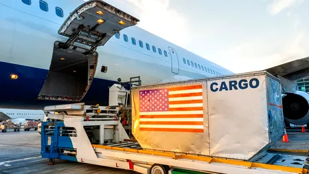 Efectul Trump: Apple a închiriat avioane ca să aducă iPhone-uri fără taxe în SUA