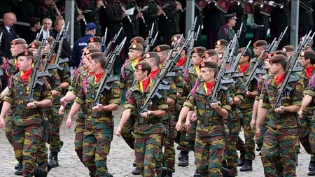 Armată pe bani într-o ţară din Europa. Ce sume le sunt promise tinerilor pentru serviciul militar