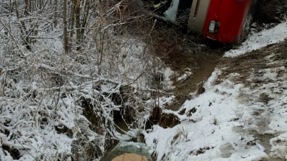 Un autocar cu 16 pasageri s-a răsturnat pe o șosea din Caraș-Severin