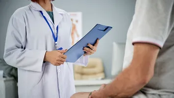 Parkinson, boala provocată de om. Un neurolog acuză pesticidele și cere reformarea urgentă a politicilor europene