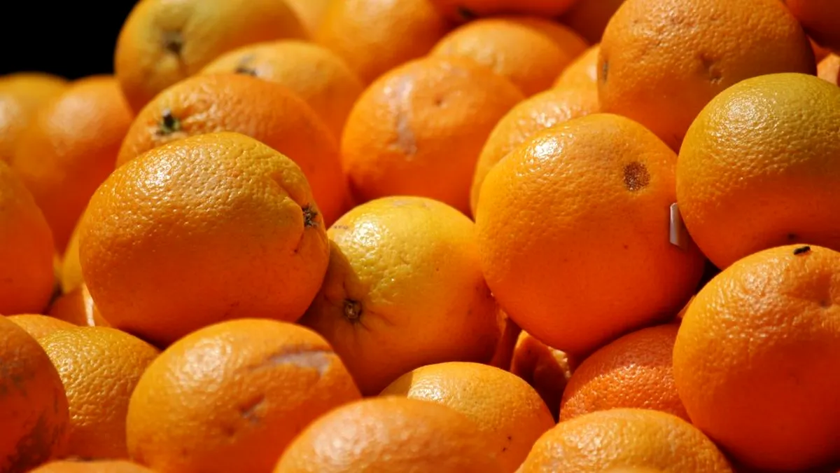 Nici nu mai știm ce mâncăm! Carrefour scoate de la vânzare 12 tone de portocale cu prea multe pesticide, cu etichetă falsă “Made in Grecia”