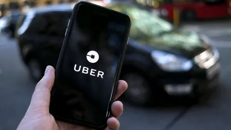 <strong>UBER, acuzată că încarcă la preţ clienții care au bateria telefonului descărcată</strong>