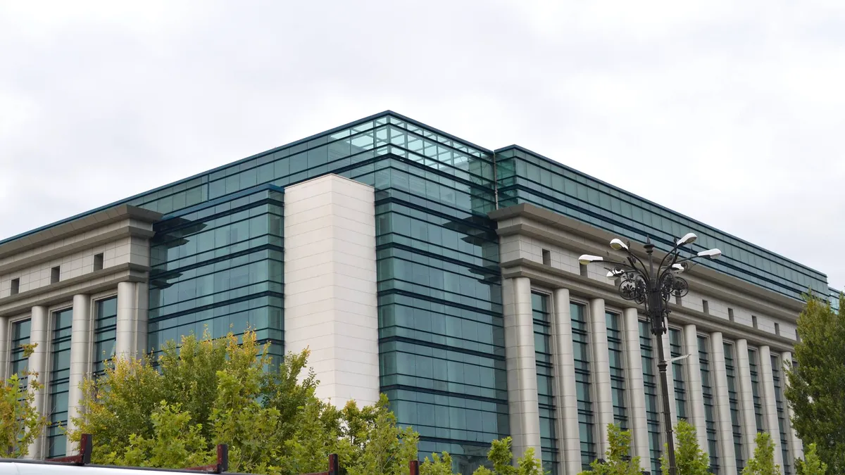 Guvernul „a rezolvat” criza bugetară: Cârciuma din Biblioteca Națională, ”noua mină de aur” a statului