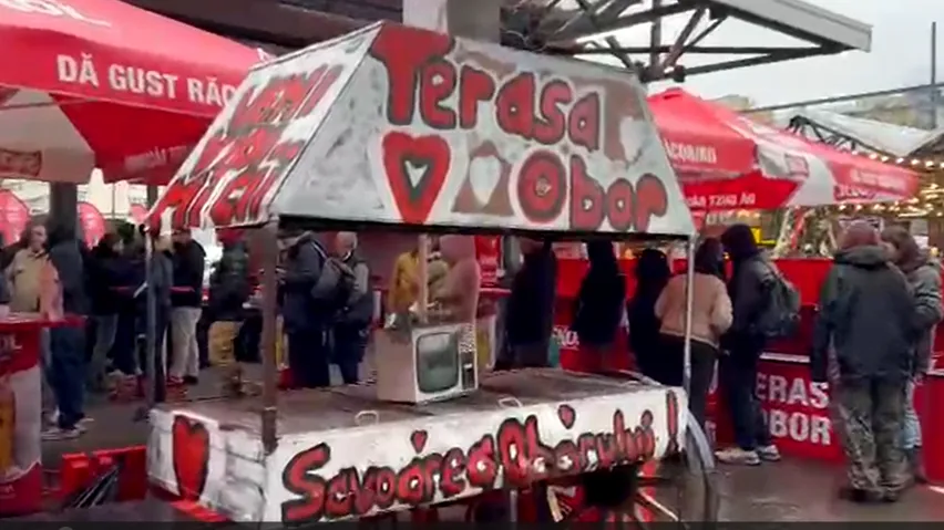 Veni, Vidi, Micii: Cum au sărbătorit bucureștenii votul cu muștar și bere, pe ploaie, în Piața Obor